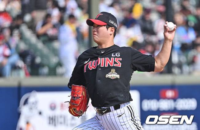 [OSEN=부산, 이석우 기자] 15일 부산 사직야구장에서 2026 신한 SOL KBO 리그 롯데 자이언츠와 LG 트윈스의 시범경기가 열렸다. 홈팀 롯데는 비슬리가, 방문팀 LG는 이민호가 선발 출전했다. LG 트윈스 함덕주가 역투하고 있다. 2026.03.15 / foto0307@osen.co.kr