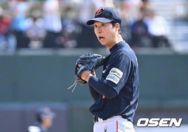[OSEN=부산, 이석우 기자] 21일 부산 사직야구장에서 2026 신한 SOL KBO 리그 롯데 자이언츠와 한화 이글스의 시범경기가 열렸다. 홈팀 롯데는 로드리게스가, 방문팀 한화는 엄상백이 선발 출전했다.한화 이글스 선발 투수 엄상백이 놀라고 있다. 2026.03.21 / foto0307@osen.co.kr