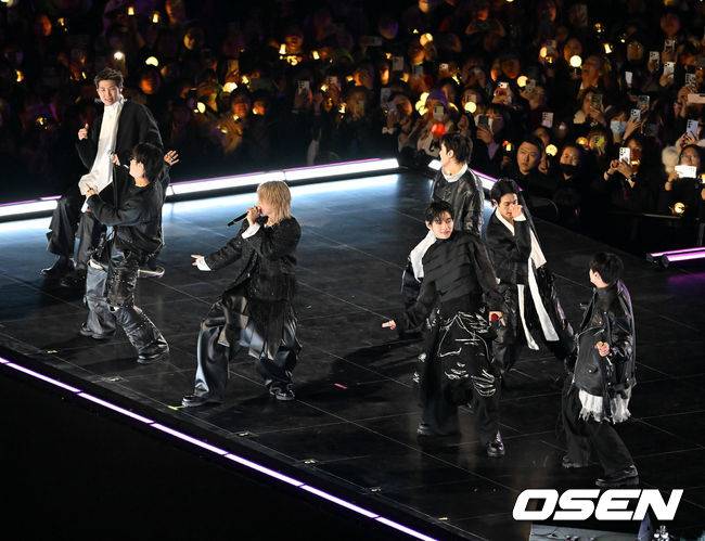 [OSEN=민경훈 기자] 그룹 방탄소년단(BTS)이 21일 서울 광화문 광장에서 무료 복귀 공연&nbsp;'BTS&nbsp;컴백 라이브: 아리랑'(BTS&nbsp;THE&nbsp;COMEBACK&nbsp;LIVE&nbsp;|&nbsp;ARIRANG)을 펼쳐졌다. 방탄소년단은 전날 3년 9개월 만의 새 앨범인 정규 5집 ‘아리랑’을 발표했다. 타이틀곡 ‘스윔’은 멜론 ‘톱 100’ 차트 1위에 올랐고, 실물 음반도 발매 당일 약 400만장이 팔렸다.  BTS의 RM, 진, 슈가, 제이홉, 지민, 뷔, 정국이 공연을 펼치고 있다. 2026.03.21 / rumi@osen.co.kr