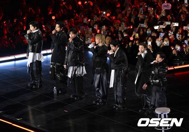 [OSEN=민경훈 기자] 그룹 방탄소년단(BTS)이 21일 서울 광화문 광장에서 무료 복귀 공연&nbsp;'BTS&nbsp;컴백 라이브: 아리랑'(BTS&nbsp;THE&nbsp;COMEBACK&nbsp;LIVE&nbsp;|&nbsp;ARIRANG)을 펼쳐졌다. 방탄소년단은 전날 3년 9개월 만의 새 앨범인 정규 5집 ‘아리랑’을 발표했다. 타이틀곡 ‘스윔’은 멜론 ‘톱 100’ 차트 1위에 올랐고, 실물 음반도 발매 당일 약 400만장이 팔렸다.  BTS의 RM, 진, 슈가, 제이홉, 지민, 뷔, 정국이 인사를 하고 있다. 2026.03.21 / rumi@osen.co.kr