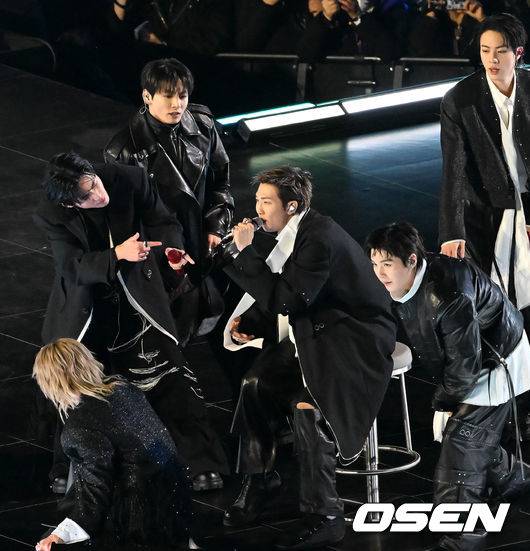 [OSEN=민경훈 기자] 그룹 방탄소년단(BTS)이 21일 서울 광화문 광장에서 무료 복귀 공연&nbsp;'BTS&nbsp;컴백 라이브: 아리랑'(BTS&nbsp;THE&nbsp;COMEBACK&nbsp;LIVE&nbsp;|&nbsp;ARIRANG)을 펼쳐졌다. 방탄소년단은 전날 3년 9개월 만의 새 앨범인 정규 5집 ‘아리랑’을 발표했다. 타이틀곡 ‘스윔’은 멜론 ‘톱 100’ 차트 1위에 올랐고, 실물 음반도 발매 당일 약 400만장이 팔렸다.  BTS의 RM, 진, 슈가, 제이홉, 지민, 뷔, 정국이 공연을 펼치고 있다. 2026.03.21 / rumi@osen.co.kr