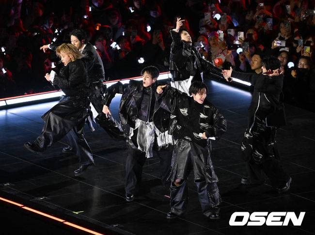 [OSEN=민경훈 기자] 그룹 방탄소년단(BTS)이 21일 서울 광화문 광장에서 무료 복귀 공연&nbsp;'BTS&nbsp;컴백 라이브: 아리랑'(BTS&nbsp;THE&nbsp;COMEBACK&nbsp;LIVE&nbsp;|&nbsp;ARIRANG)을 펼쳐졌다. 방탄소년단은 전날 3년 9개월 만의 새 앨범인 정규 5집 ‘아리랑’을 발표했다. 타이틀곡 ‘스윔’은 멜론 ‘톱 100’ 차트 1위에 올랐고, 실물 음반도 발매 당일 약 400만장이 팔렸다.  BTS가 공연을 펼치고 있다. 2026.03.21 / rumi@osen.co.kr