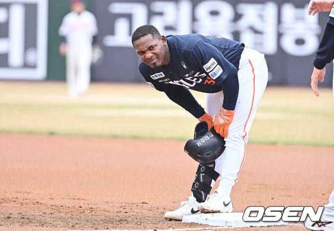 [OSEN=부산, 이석우 기자] 22일 부산 사직야구장에서 2026 신한 SOL KBO 리그 롯데 자이언츠와 한화 이글스의 시범경기가 열렸다. 홈팀 롯데는 비슬리가, 방문팀 한화는 에르난데스가 선발 출전했다.한화 이글스 페라자가 1회초 무사 1루 중견수 뒤 안타를 치고 다리 불편을 호소하고 있다. 2026.03.22 / foto0307@osen.co.kr