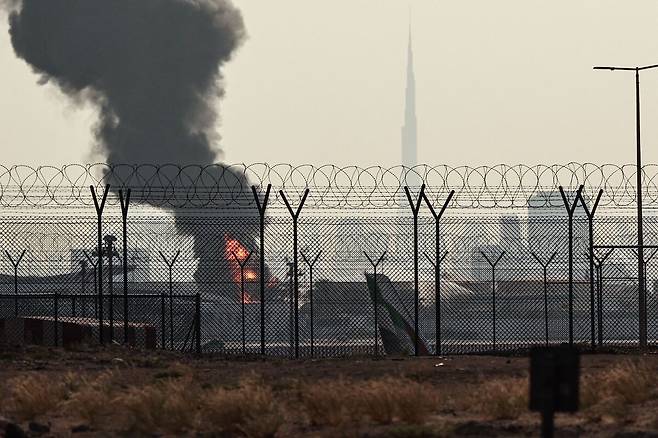 아랍에미리트(UAE) 두바이 국제공항에서&nbsp;16일 이란의 공격으로 인해 검은 연기가 피어오르고 있다. AFP연합뉴스