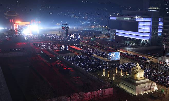 방탄소년단(BTS)이 21일 서울 종로구 광화문광장에서 컴백을 기념해 'BTS 컴백 라이브 : 아리랑' 공연을 선보이고 있다. 뉴시스