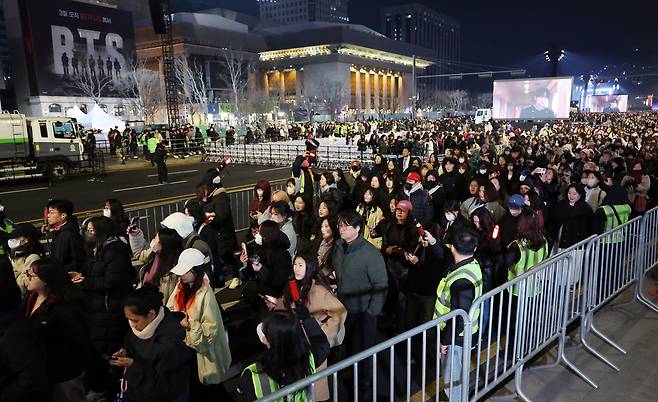 방탄소년단(BTS) 팬들이 21일 서울 종로구 광화문광장에서 열린 'BTS 컴백 라이브: 아리랑(ARIRANG)' 공연이 끝난 뒤 안전관리요원 안내 속에 퇴장하고 있다. 뉴시스