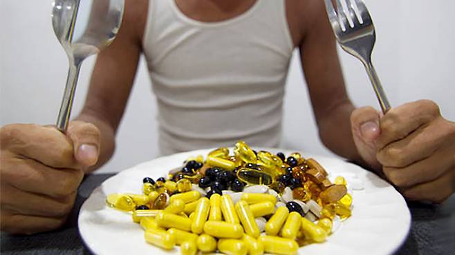 몸에 좋으라고 삼킨 영양제가 때로는 위벽을 자극하는 날카로운 창이 될 수 있다. 게티이미지뱅크