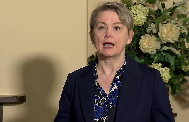 이베트 쿠퍼 영국 외교부 장관이 21일(현지시간) 언론 인터뷰에서 ‘영국이 이란에 대한 미국 주도의 군사 행동에 가담하는 일은 없을 것’이란 입장을 밝히고 있다. 방송 화면 캡처