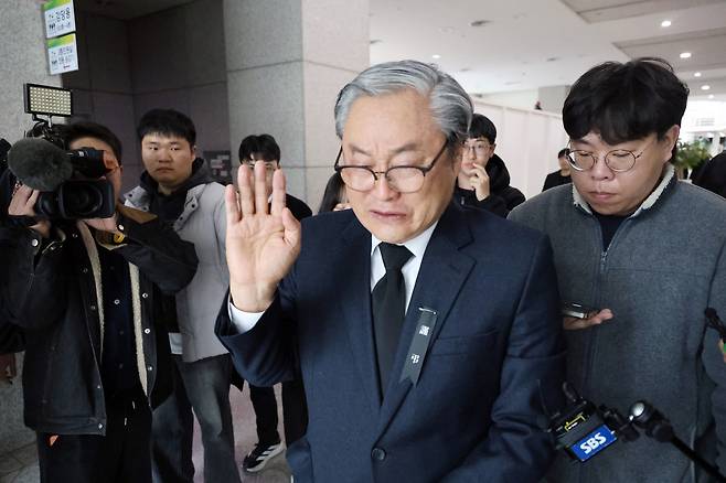 대형 화재로 74명의 사상자가 발생한 대전 안전공업의 손주환 대표이사가 22일 대전시청 1층 로비에 마련된 합동분향소를 찾아 조문한 뒤 자리를 떠나고 있다. 연합뉴스