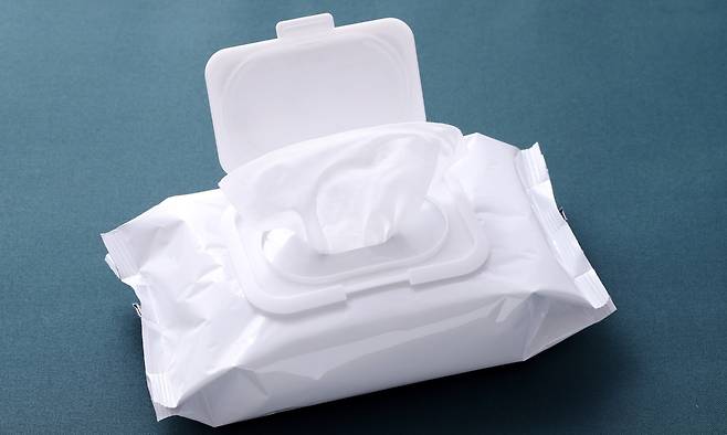 뚜껑이 열린 상태의 물티슈. 입구가 외부에 노출되면 이물질이 유입될 수 있다. 사진=게티이미지뱅크