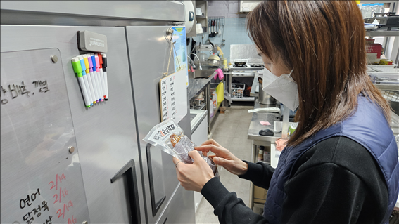 국립농산물품질관리원이 지난 3~13일 통신판매 원산지 표시 정기단속에서 위반업체 119개소를 적발했다. 사진은 농관원 감시원이 사전 모니터링에서 나타난 의심업체를 단속하고 있는 모습. 국립농산물품질관리원