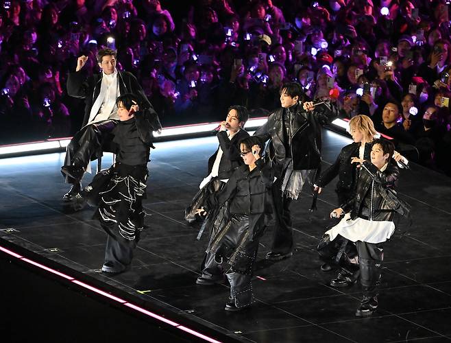 그룹 방탄소년단(BTS)이 21일 서울 광화문 광장에서 무료 복귀 공연 ‘BTS 컴백 라이브: 아리랑’을 펼쳤다. BTS의 RM, 진, 슈가, 제이홉, 지민, 뷔, 정국이 공연을 펼치고 있다. 사진공동취재단