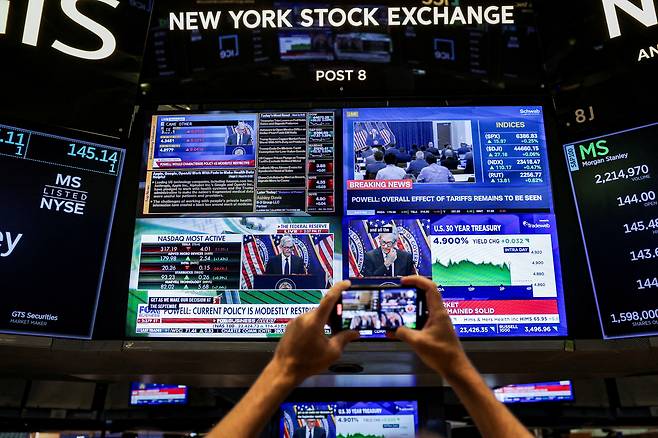 지난해 7월 미국 연방준비제도(Fed) 금리 발표 이후 제롬 파월 Fed 의장의 기자회견 장면이  미국 뉴욕증권거래소(NYSE) 화면에 표시되고 있다. 로이터연합뉴스