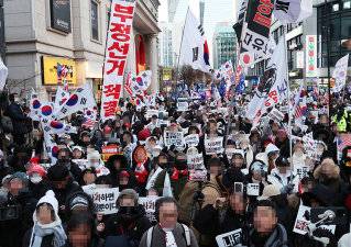 12·3비상계엄 사태 1년이 된 2025년 12월 3일 보수 단체가 여의도 국민의힘 당사 앞에서 ‘윤어게인’ 집회를 벌이고 있다. 동아DB