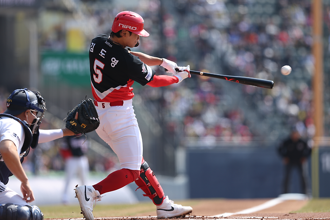 KIA 김도영이 22일 잠실에서 열린 두산과 시범경기 1회초 첫 타석 안타를 때려내고 있다. KIA 타이거즈 제공