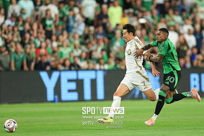 ▲ 손흥민이 유효슈팅을 한 번도 못 때렸다. 오스틴 원정길에서 호시탐탐 기회를 노리긴했지만 위협적이지 않았다. 다시 원톱으로 나선 손흥민이지만 심각한 LAFC의 활용법에 무득점이 8경기로 늘어났다.