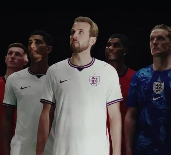 잉글랜드 축구대표팀의 새 유니폼. /사진=더선 갈무리