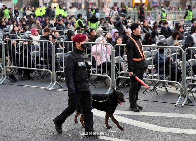 (서울=뉴스1) 김진환 기자 = 방탄소년단(BTS) 컴백 공연일인 21일 오후 서울 종로구 광화문광장에서 경찰특공대 대원이 폭발물 탐지견을 동원해 위험물을 수색하고 있다. 2026.3.21/뉴스1 Copyright (C) 뉴스1. All rights reserved. 무단 전재 및 재배포, AI학습 이용 금지. /사진=(서울=뉴스1) 김진환 기자