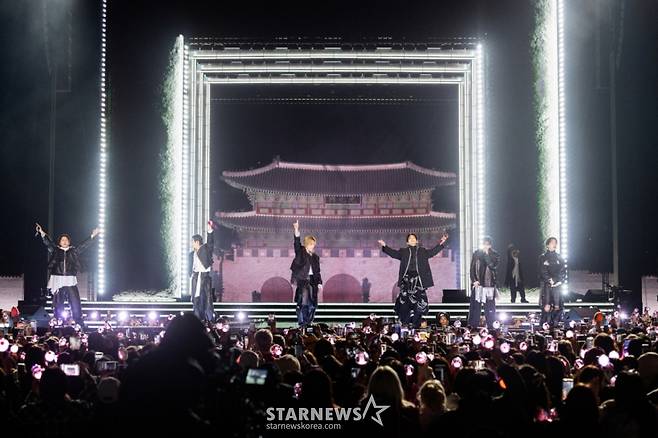 [서울=뉴시스] 방탄소년단(BTS)이 21일 서울 종로구 광화문광장에서 컴백을 기념해 'BTS 컴백 라이브 : 아리랑' 공연을 선보이고 있다. (사진=빅히트 뮤직/넷플릭스 제공) 2026.03.21. photo@newsis.com *재판매 및 DB 금지 /사진=