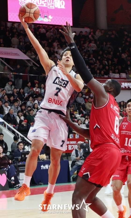 허훈(왼쪽). /사진=김진경 대기자