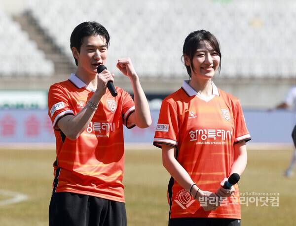 K리그2, 화성FC 승리 기원 시축에 나선 쇼트트랙 노도희와 신동님 선수가 팬들에게 인사를 하는 모습.2026.03.22.