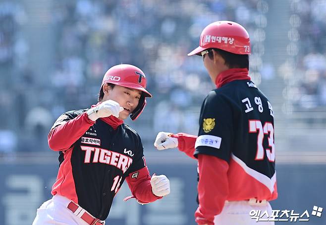 21일 오후 서울 송파구 잠실야구장에서 열린 '2026 신한 SOL Bank KBO리그 시범경기' KIA 타이거즈와 두산 베어스의 경기, 5회초 무사 KIA 선두타자 윤도현이 두산 최원준 상대로 솔로 홈런을 때려낸 뒤 베이스를 돌고 있다. 잠실, 박지영 기자