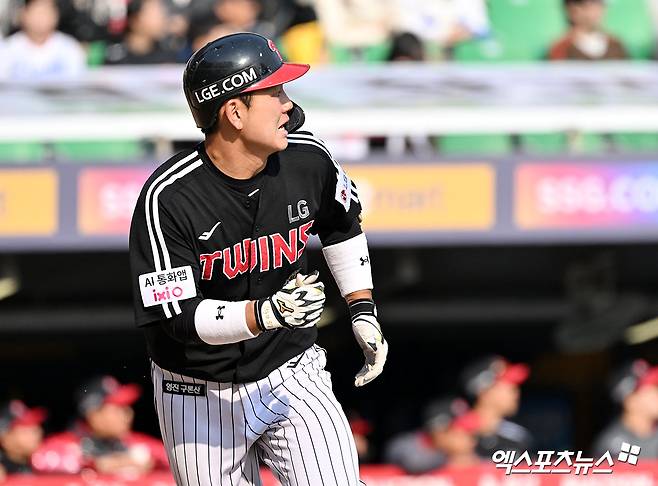 LG 트윈스는 22일 대구삼성라이온즈파크에서 열린 2026 KBO 시범경기 삼성 라이온즈전에서 14-13으로 승리했다. 양 팀 토종 에이스 LG 임찬규와 삼성 최원태가 맞붙은 가운데, LG 타선이 최원태를 상대로 3이닝 10안타 6득점을 올리며 크게 앞서나갔다. 마운드에서는 임찬규를 비롯해 구원투수 배재준, 백승현, 박시원이 7회까지 무사사구 피칭을 이어갔다. 그러나 LG는 14-6으로 앞서 있던 9회말 불펜이 급격하게 흔들리면서 7점을 내줘 스코어가 한 점 차까지 좁혔지만 동점까지는 허용하지 않으면서 14-13 진땀승을 거뒀다. 엑스포츠뉴스DB