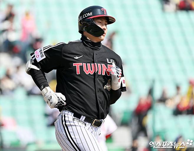 LG 트윈스는 22일 대구삼성라이온즈파크에서 열린 2026 KBO 시범경기 삼성 라이온즈전에서 14-13으로 승리했다. 양 팀 토종 에이스 LG 임찬규와 삼성 최원태가 맞붙은 가운데, LG 타선이 최원태를 상대로 3이닝 10안타 6득점을 올리며 크게 앞서나갔다. 마운드에서는 임찬규를 비롯해 구원투수 배재준, 백승현, 박시원이 7회까지 무사사구 피칭을 이어갔다. 그러나 LG는 14-6으로 앞서 있던 9회말 불펜이 급격하게 흔들리면서 7점을 내줘 스코어가 한 점 차까지 좁혔지만 동점까지는 허용하지 않으면서 14-13 진땀승을 거뒀다. 엑스포츠뉴스DB