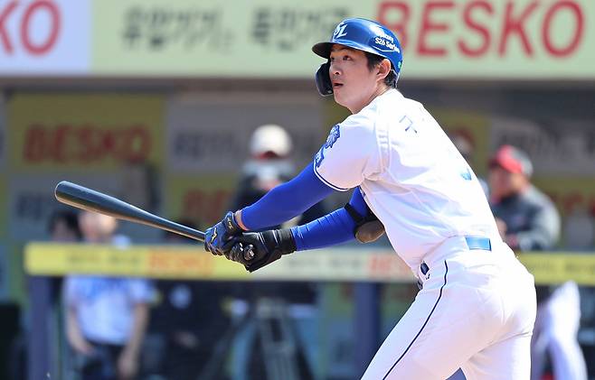 LG 트윈스는 22일 대구삼성라이온즈파크에서 열린 2026 KBO 시범경기 삼성 라이온즈전에서 14-13으로 승리했다. 양 팀 토종 에이스 LG 임찬규와 삼성 최원태가 맞붙은 가운데, LG 타선이 최원태를 상대로 3이닝 10안타 6득점을 올리며 크게 앞서나갔다. 마운드에서는 임찬규를 비롯해 구원투수 배재준, 백승현, 박시원이 7회까지 무사사구 피칭을 이어갔다. 그러나 LG는 14-6으로 앞서 있던 9회말 불펜이 급격하게 흔들리면서 7점을 내줘 스코어가 한 점 차까지 좁혔지만 동점까지는 허용하지 않으면서 14-13 진땀승을 거뒀다. 삼성 라이온즈