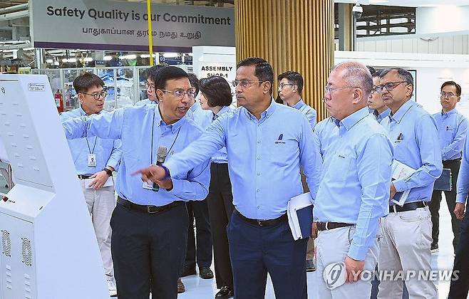 정의선 현대차그룹 회장, 현대차 인도 첸나이공장 생산 라인 점검 (서울=연합뉴스) 현대자동차그룹은 정의선 회장이 중국, 미국, 인도 등 3개국을 넘나드는 광폭 글로벌 경영활동을 펼쳤다고 14일 밝혔다. 정의선 현대차그룹 회장이 현대차 인도 첸나이공장 임직원들과 생산 라인을 점검하고 있다. 2026.1.14 [현대자동차·기아 제공. 재판매 및 DB 금지] photo@yna.co.kr