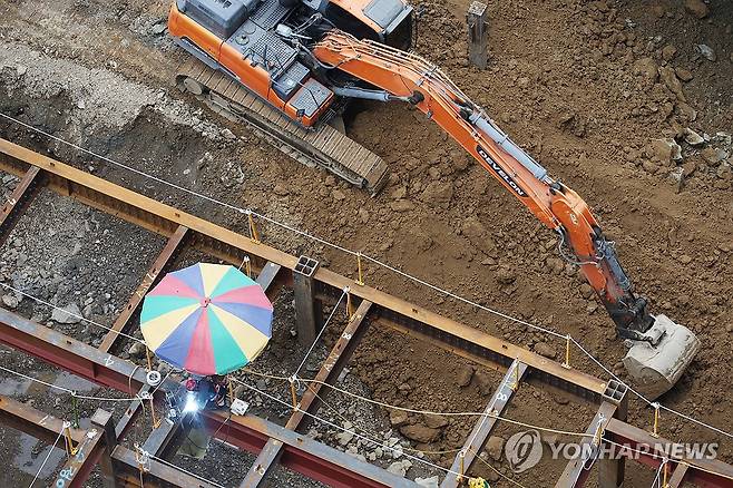 '폭염 속 파라솔 아래 작업' (대구=연합뉴스) 박세진 기자 = 폭염이 이어진 지난해 8월 5일 대구 한 건설 현장 근로자가 햇볕을 막아주는 파라솔 아래에서 작업을 하고 있다. 2025.8.5 psjpsj@yna.co.kr