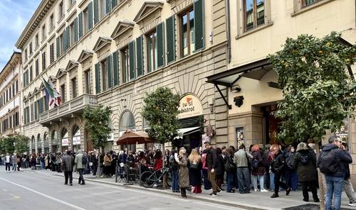 공유 초청행사 참석위해 극장 앞 늘어선 팬들 (피렌체=연합뉴스) 민경락 특파원 = 21일(현지시간) 이탈리아 피렌체 라꼼빠니아 극장에서 열린 배우 공유 마스터클래스 행사는 예매 시작 3분 만에 전 좌석이 매진됐다.
관객들은 행사 당일 새벽 6시 반부터 극장 앞에 줄을 서기 시작했다. 이른바 '1열 직관'을 노린 광팬들이다. 2026.3.22 rock@yna.co.kr