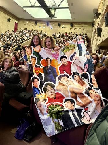 공유 마스터클래스 참석한 이탈리아 팬들 (피렌체=연합뉴스) 민경락 특파원 = 21일(현지시간) 이탈리아 피렌체 라꼼빠니아 극장에서 열린 배우 공유 마스터클래스 행사는 예매 시작 3분 만에 전 좌석이 매진되는 기록을 세웠다.
    관객들은 행사 당일 새벽6시 반부터 극장 앞에 줄을 서기 시작했다. 이른바 '1열 직관'을 노린 광팬들이다. 2026.3.22 rock@yna.co.kr