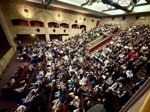 빈자리 없이 꽉 찬 라꼼빠니아 극장 (피렌체=연합뉴스) 민경락 특파원 = 21일(현지시간) 이탈리아 피렌체 라꼼빠니아 극장에서 열린 배우 공유 마스터클래스 행사는 예매 시작 3분 만에 전 좌석이 매진되는 기록을 세웠다.
    관객들은 행사 당일 새벽 6시 반부터 극장 앞에 줄을 서기 시작했다. 이른바 '1열 직관'을 노린 광팬들이다. 2026.3.22 rock@yna.co.kr