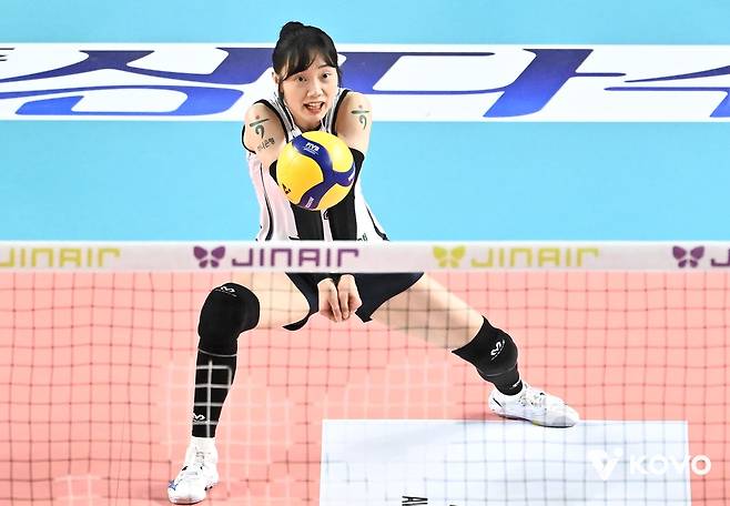 리시브하는 한국도로공사의 리베로 문정원 [한국배구연맹 제공. 재판매 및 DB 금지]