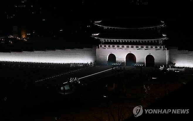 컴백 무대 향하는 방탄소년단(BTS) (서울=연합뉴스) 그룹 방탄소년단(BTS)이 21일 서울 광화문 광장에서 정규 5집 '아리랑'(ARIRANG) 발매를 기념해 무료 공연 'BTS 컴백 라이브: 아리랑'(BTS THE COMEBACK LIVE｜ARIRANG)을 열기 위해 무대로 향하고 있다. 2026.3.21 [사진공동취재단] photo@yna.co.kr