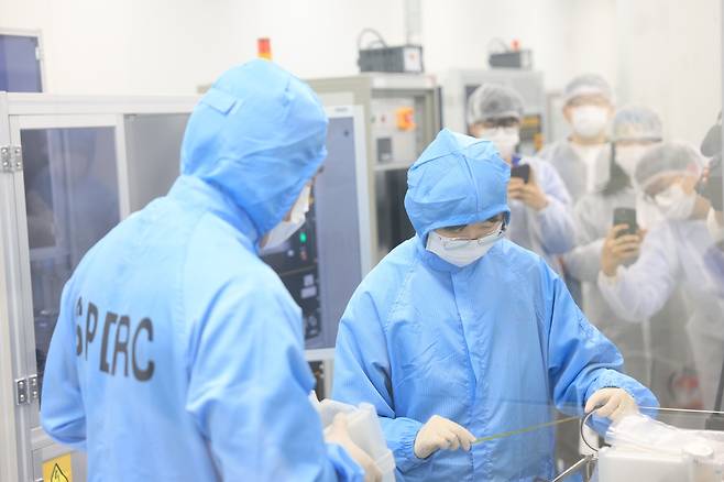 연구실에서 실습 중인 명지대 반도체공학부 학생들 [명지대 제공]