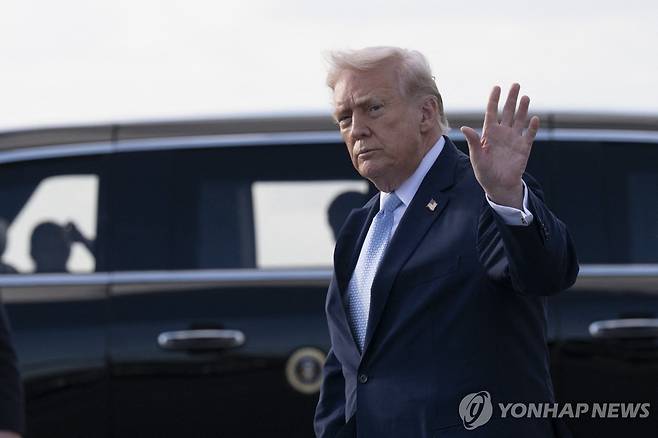 플로리다 팜비치 공항 도착한 트럼프 대통령 [AFP=연합뉴스. 재판매 및 DB 금지]
