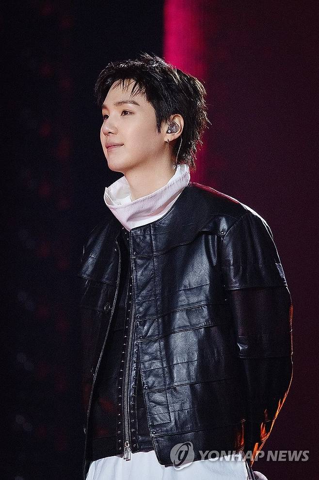 공연 나선 방탄소년단(BTS) 슈가 (서울=연합뉴스) 그룹 방탄소년단(BTS)의 슈가가 21일 서울 광화문 광장에서 정규 5집 '아리랑'(ARIRANG) 발매를 기념해 무료 공연 'BTS 컴백 라이브: 아리랑'(BTS THE COMEBACK LIVE｜ARIRANG)을 열고 있다. 2026.3.21 [빅히트 뮤직/넷플릭스 제공. 재판매 및 DB 금지] photo@yna.co.kr