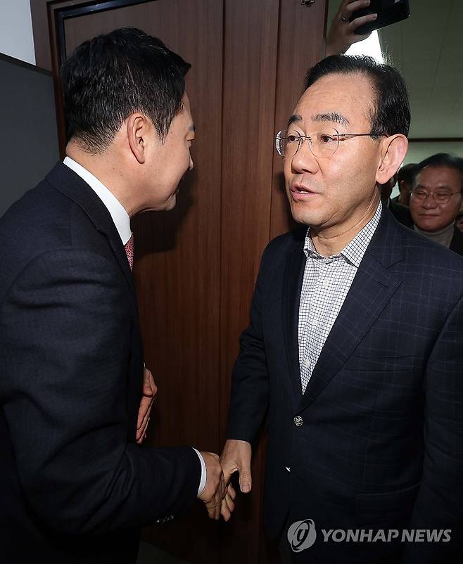 악수하는 장동혁과 주호영 (대구=연합뉴스) 김현태 기자 = 22일 오전 국민의힘 대구시당에서 열린 장동혁 대표와 지역 국회의원의 비공개 연석회의에서 주호영 의원이 장 대표와 악수를 하고 있다. 2026.3.22 mtkht@yna.co.kr