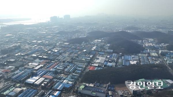 안갯속 반월산단 중동 전쟁으로 호르무즈 해협 봉쇄가 장기화 되며 원유 수급 차질과 가격 상승이 이어지자 안산 반월산업단지 내 석유화학 기업들이 생산 차질을 빚는 등 직격탄을 맞고 있다. 23일 안산시 반월산업단지 일대에 짙은 안개가 끼어 뿌옇게 보이고 있다. 2026.3.23 /최은성기자 ces7198@kyeongin.com