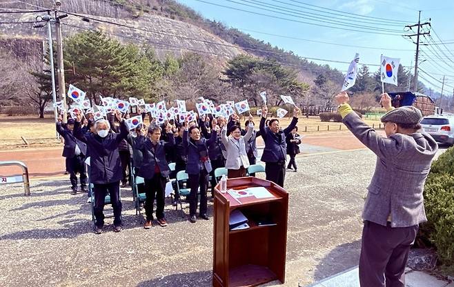 지난 22일 김포지역 최초로 만세운동이 일어났던 월곶면 역사 현장에서 시민들이 만세를 부르고 있다. 사진=월곶면행정복지센터