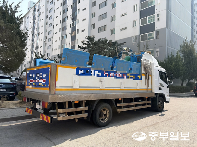 인천 중구 항동7가 라이프비취맨션 아파트에 3.5t 활어차가 주차돼 있다. 정수빈기자