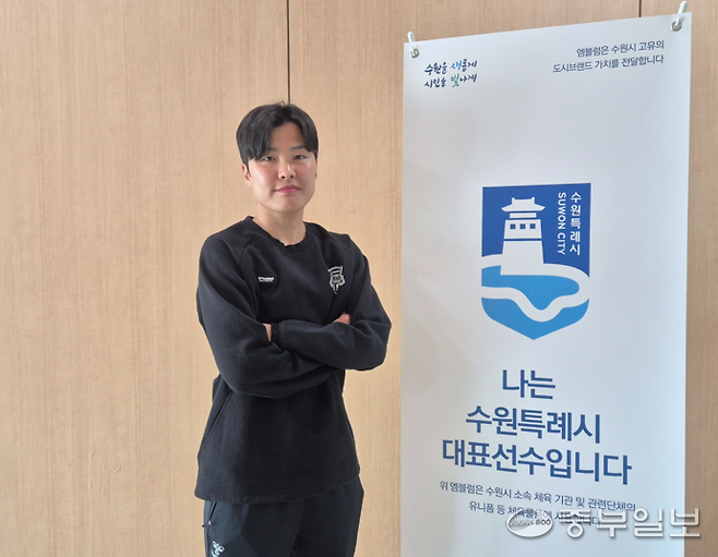 23일 수원시선수촌에서 진행된 출입기자단과의 인터뷰가 끝난 뒤 수원FC 위민의 지소연이 기념사진을 찍고 있다. 이건우기자