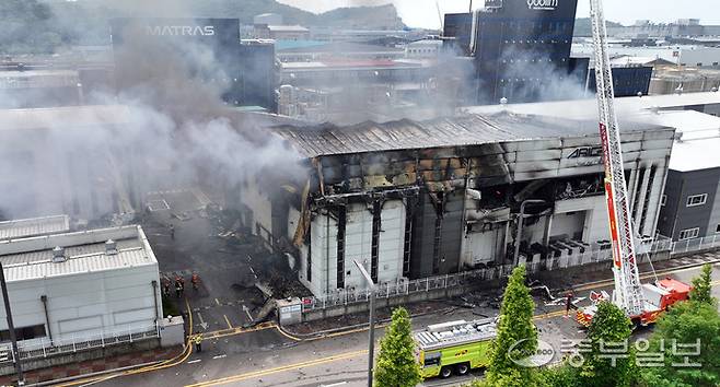 지난 2024년 6월 23일 화성시 서신면의 일차전지 제조 업체인 아리셀 공장에서 불이 난 모습. 사진=중부일보DB