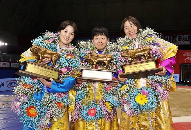23일 충북 단양체육관 동관에서 열린 2026 민속씨름 단양온달장사씨름대회 여자부 개인전서 우승한 안산시청의 김채오(사진 왼쪽부터)와 이재하, 화성시청의 이다현이 황소트로피를 들고 기념촬영을 하고 있다. 사진=대한씨름협회