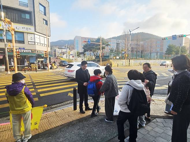 김정헌 인천 중구청장이 지난 20일 운서초등학교를 찾아 '등굣길 교통안전 현장 점검'을 진행 중이다.