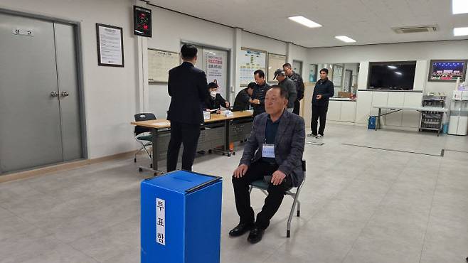 충남 부여 규암농협과 장암농협이 합병 여부를 결정하기 위한 조합원 찬반투표를 진행하는 가운데, 한 조합원이 투표함 앞에서 순서를 기다리고 있다.(사진 농협 부여군지부 제공)