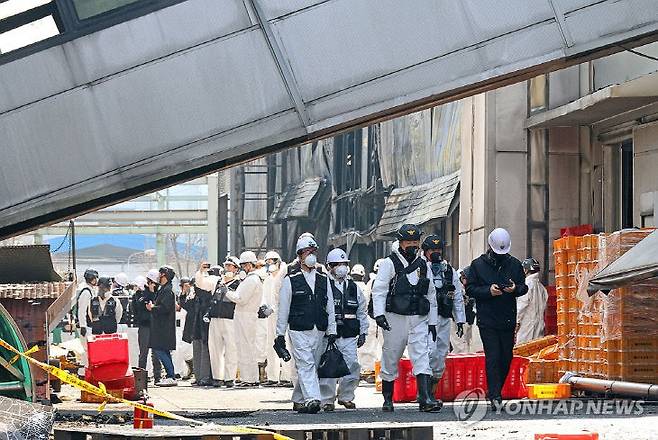 23일 오전 74명의 사상자가 발생한 대전 대덕구 안전공업에서 화재 원인 등을 규명하기 위한 합동감식이 진행되고 있다. (사진=연합뉴스)
