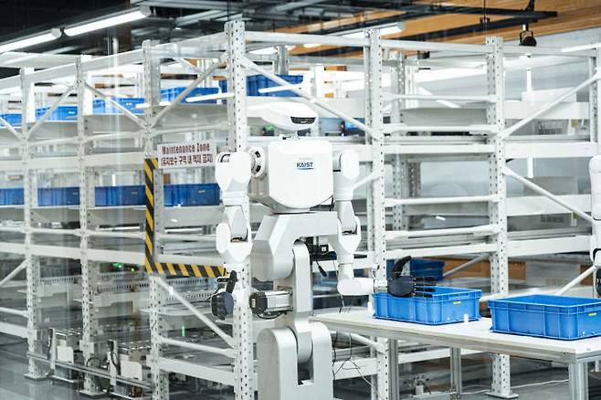 KAIST 장영재 교수팀이 구축한 피지컬 AI 테스트베드 '카이로스'에서 23일 로봇이 일하고 있는 모습. (사진=KAIST 제공)